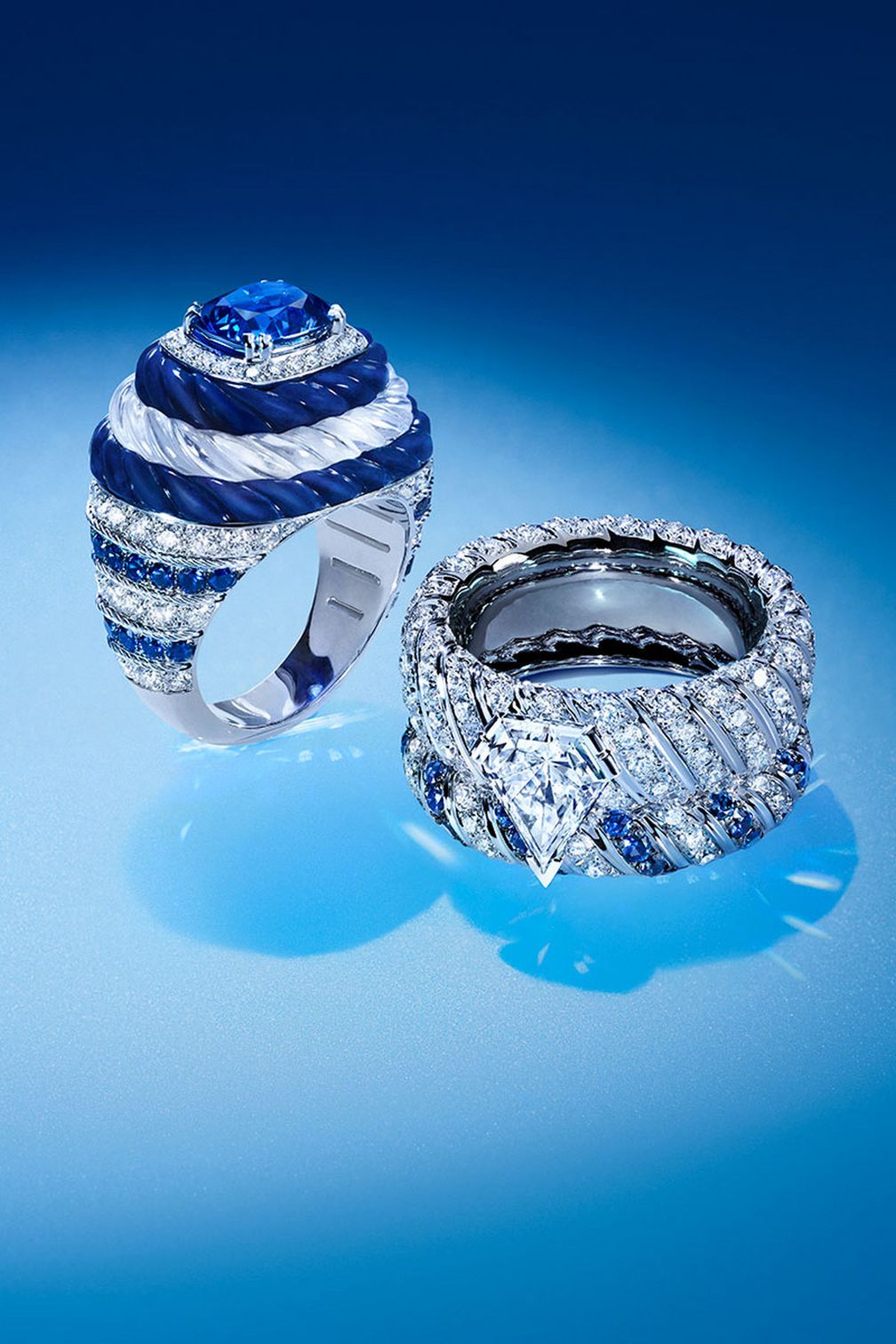 Кольца Endless Horizon из белого золота. Слева: с королевским синим сапфиром, бриллиантами, сапфирами, лазуритом и горным хрусталем. Справа: с бриллиантом огранки Fred Hero, бриллиантами и сапфирами