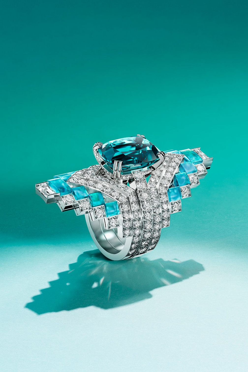 Кольцо Exalting Joy из белого золота с турмалином огранки кушон весом 9,34 карата, бриллиантами и дублетами Opalazur из белого опала и бирюзы