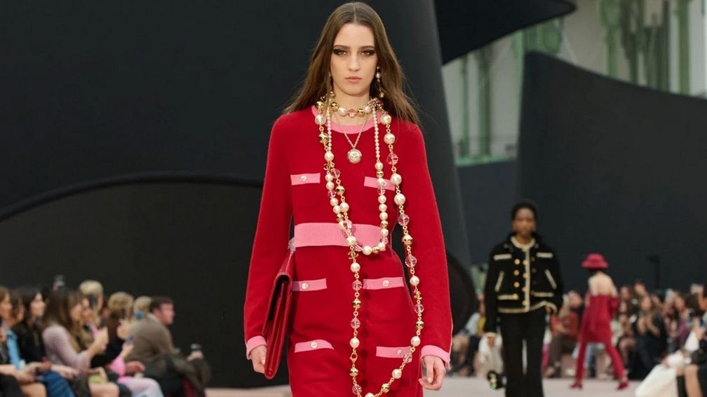Модель носит удлиненное жемчужное ожерелье-сотуар на показе коллекции Chanel осень-зима — 2025/26