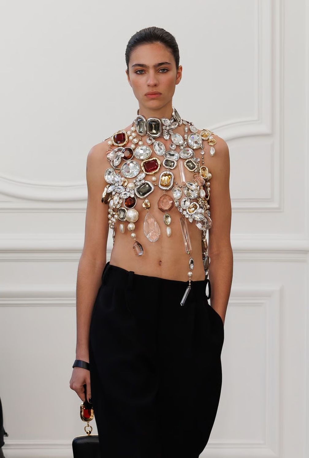 Дебютная коллекция Сары Бертон для Givenchy на показах осень-зима — 2025 включала этот эффектный топ с драгоценными камнями 