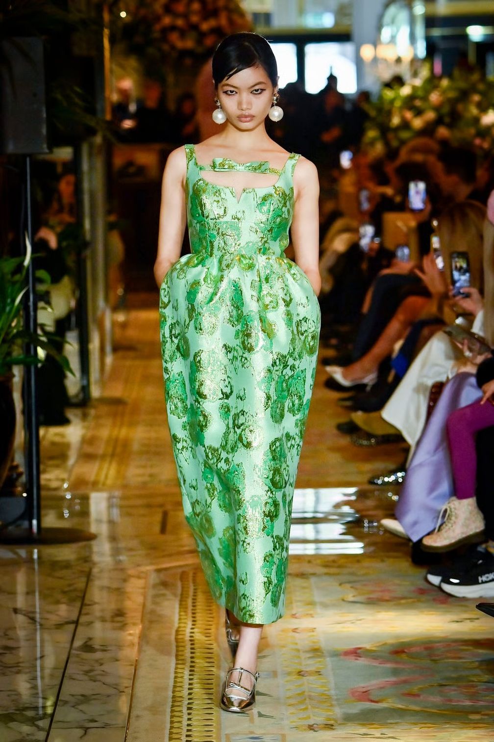 Модель идет по подиуму на показе Huishan Zhang осень-зима — 2025 в крупных жемчужных серьгах