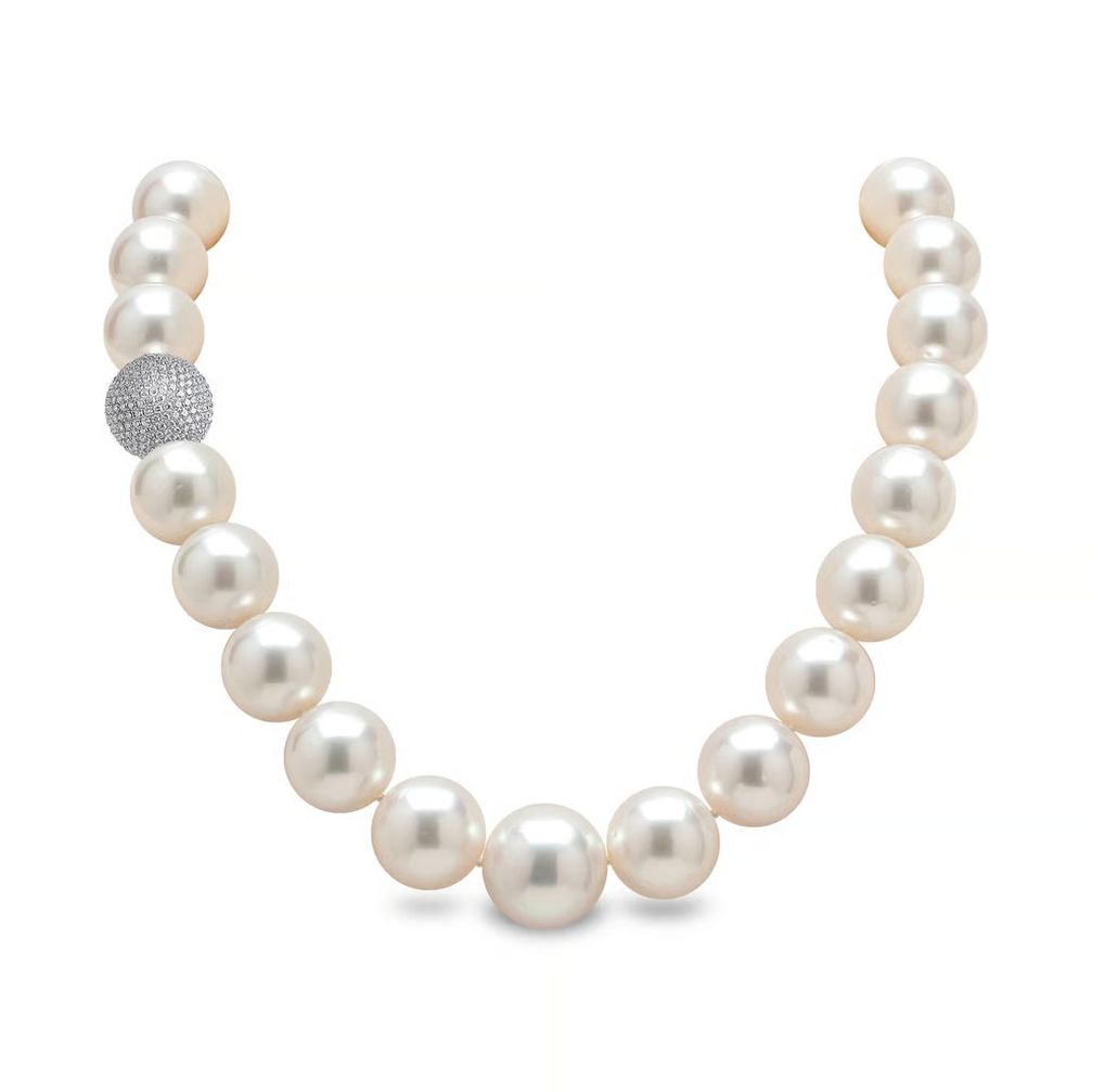 Нить австралийского жемчуга южных морей 17–18 мм с бриллиантовой застежкой от Yoko London