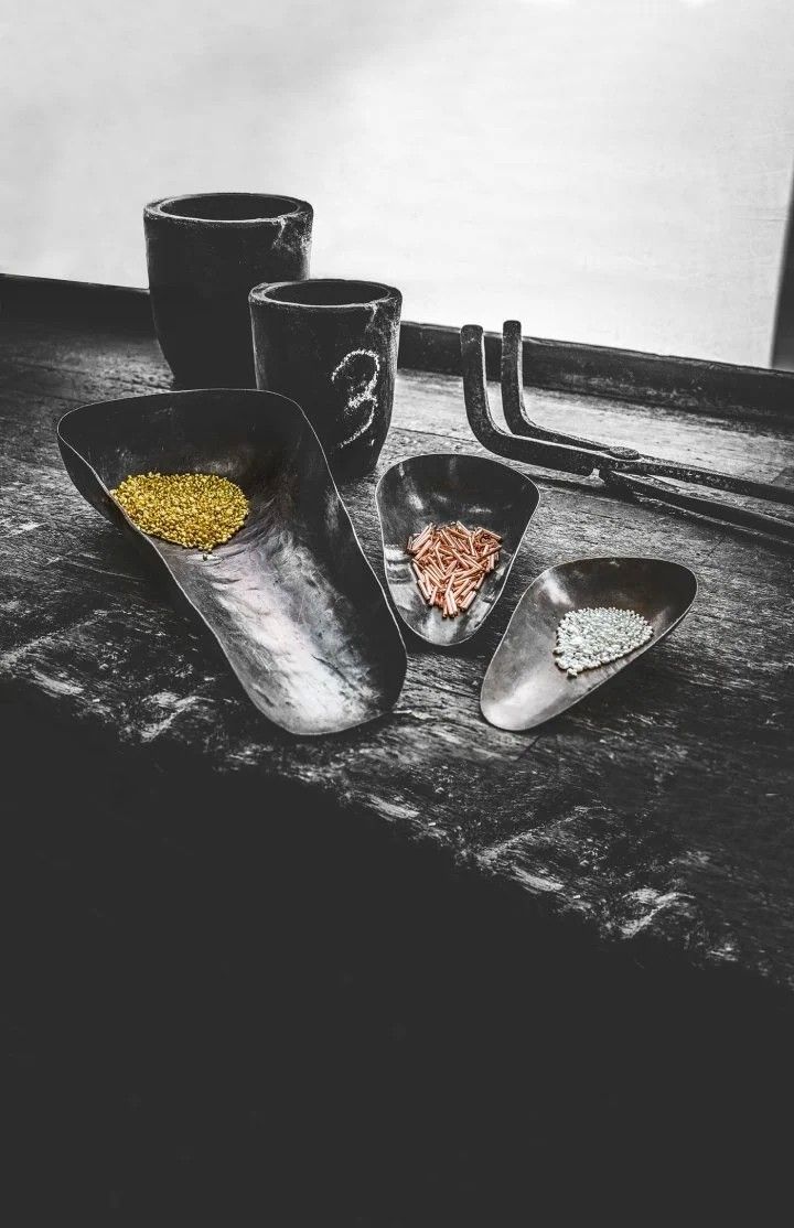 Золото представляет собой сплав чистого золота 22 карата, чистого серебра, меди и палладия Золото представляет собой сплав чистого золота 22 карата, чистого серебра, меди и палладия