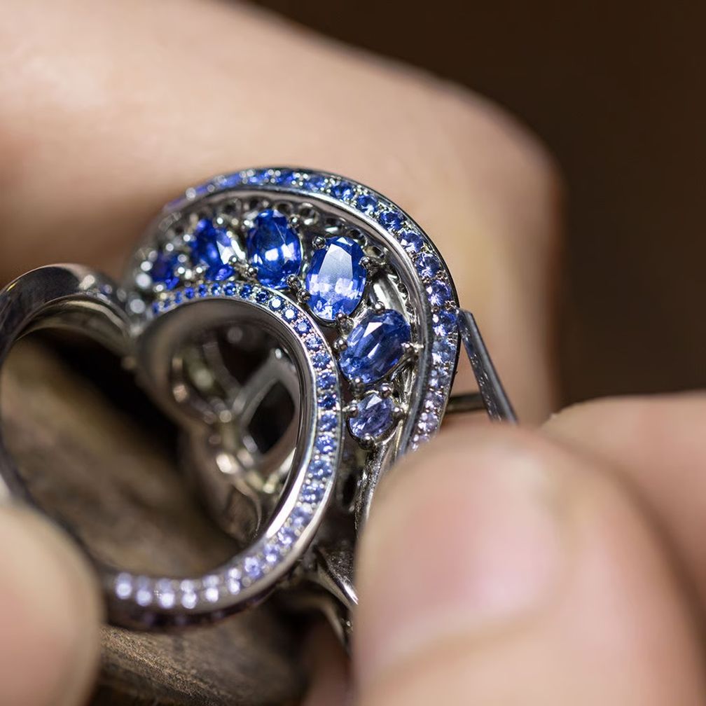 Коктейльное кольцо Ocean Ballet от Gübelin из белого золота, сапфиров и бриллиантов