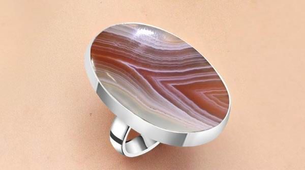 Красота колец с красным ботсванским агатом