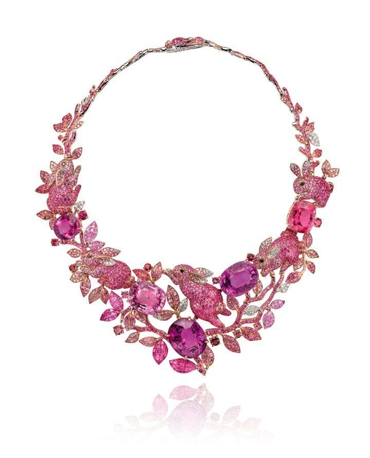 Ожерелье Pink Rabbit из 18-каратного золота, розовых турмалинов, рубеллита, розовых сапфиров, рубинов, белых и черных бриллиантов Ожерелье Pink Rabbit из 18-каратного золота, розовых турмалинов, рубеллита, розовых сапфиров, рубинов, белых и черных бриллиантов