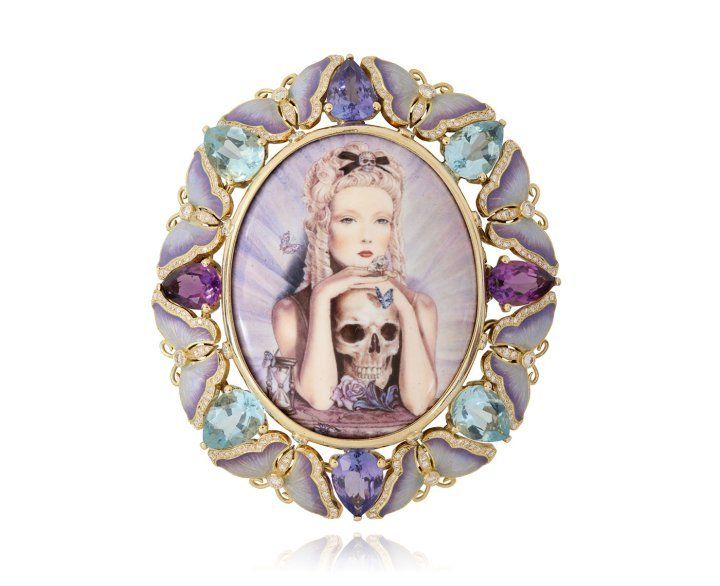 Кольцо Memento Mori с портретом и бабочками, выполненными эмалью, танзанитами, аметистами, аквамаринами и 18-каратным желтым золотом. Иллюстрация Натали Шау