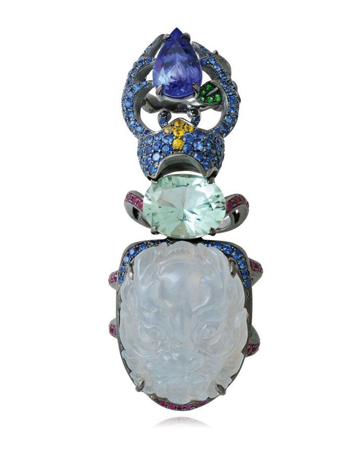 Кольцо Scarab из коллекции Autumn in Peking с резной пластиной из ледяного нефрита, танзанитом, сапфиром, аквамарином, желтым сапфиром, цаворитом, рубином, 18-каратным черным родированным золотом