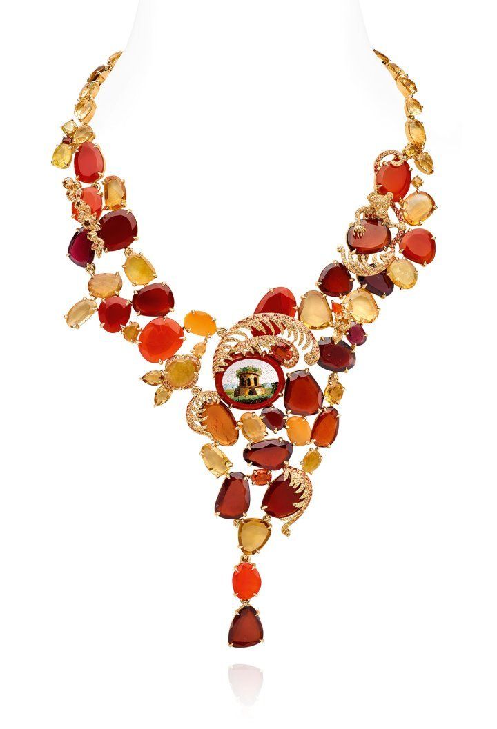Колье из коллекции Amber Chamber с овальной микромозаикой XIX века, цитрином, альмандином, халцедоном, огненным опалом, желтыми и оранжевыми сапфирами, гессонитом, красной яшмой и 18-каратным желтым золотом 
