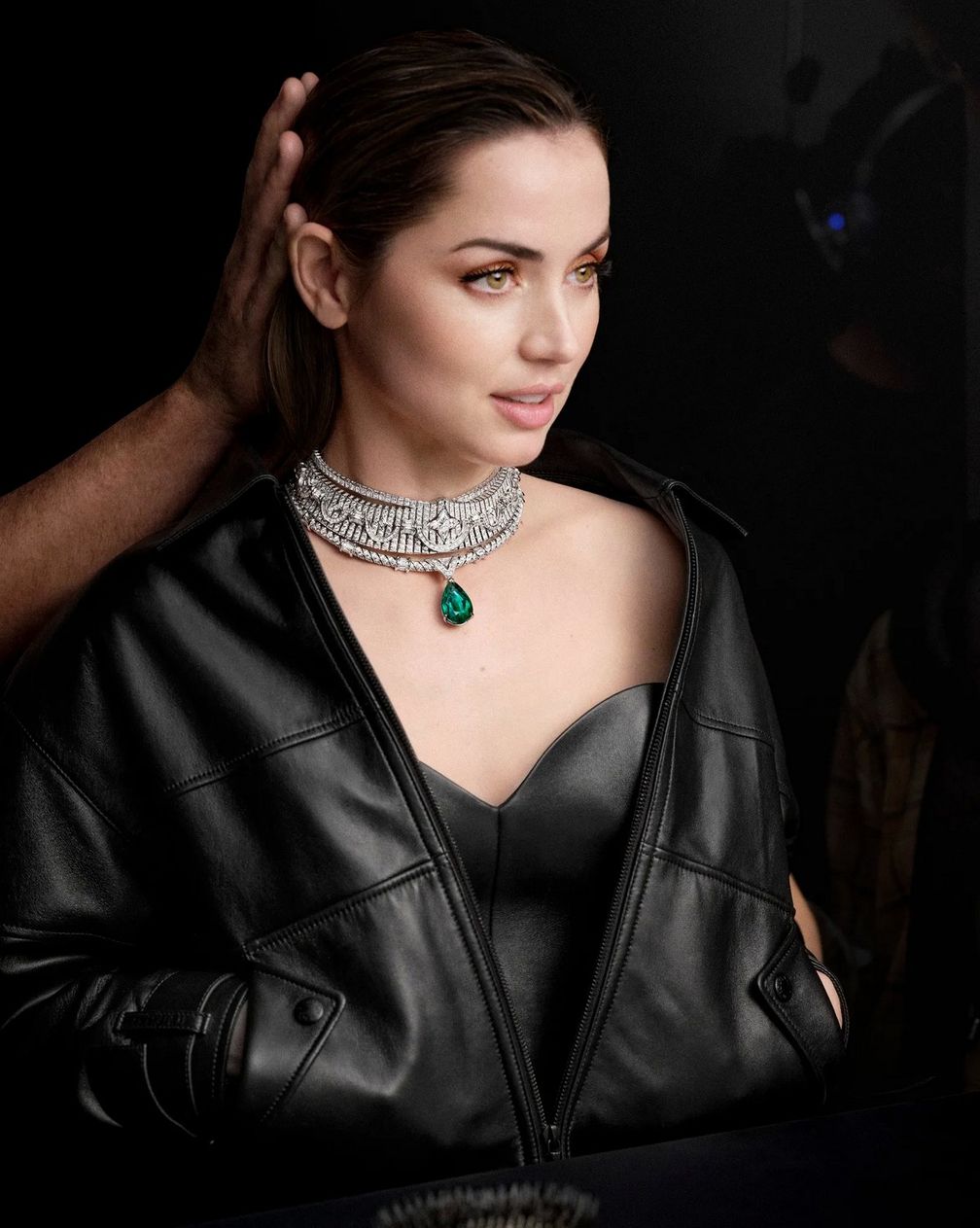 На закулисном снимке предстоящей кампании ювелирных изделий Ана де Армас носит ожерелье Apogée из коллекции Virtuosity. Предоставлено Louis Vuitton