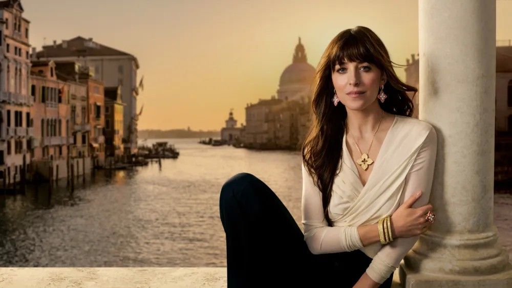 Дакота Джонсон в своей первой кампании для Roberto Coin. Фото: Крейг Макдин / Roberto Coin