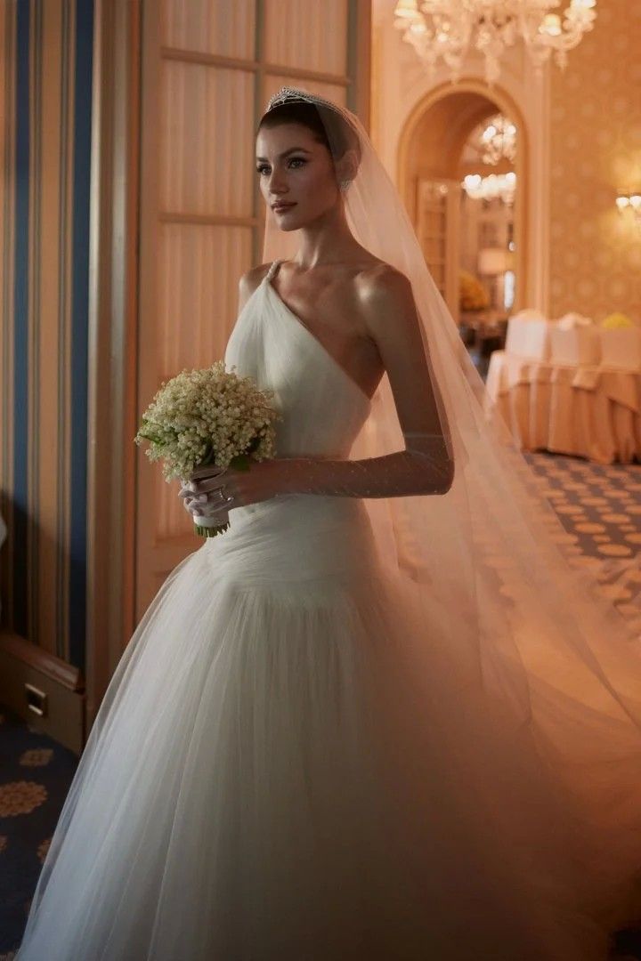 Российская модель Валерия Кауфман заказала у Sartoro тиару, которую она надела на свою свадьбу в мае 2024 года 