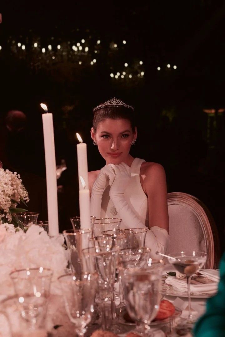 Валерия Кауфман в тиаре, сделанной на заказ Sartoro, на своей свадьбе в мае 2024 года