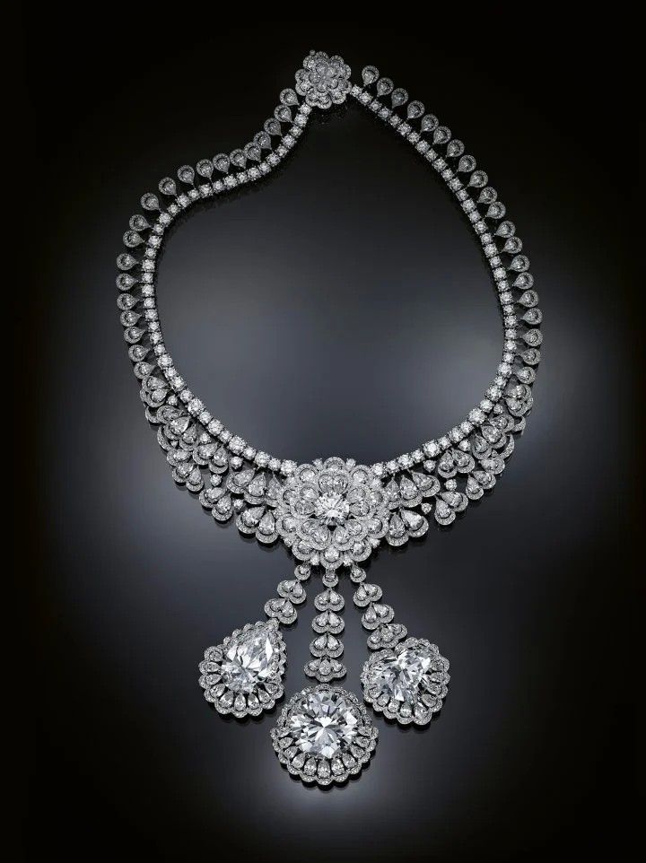 Queen of Kalahari, редкий бриллиант весом 342 карата, дал 23 камня, которые стали самой драгоценной ювелирной коллекцией Chopard на сегодняшний день: The Garden of Kalahari. © Chopard 