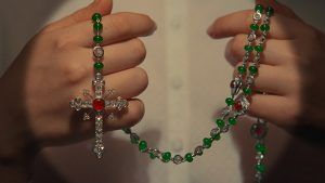 Богато украшенные четки от Cartier в новом фильме Уэса Андерсона Богато украшенные четки от Cartier в новом фильме Уэса Андерсона