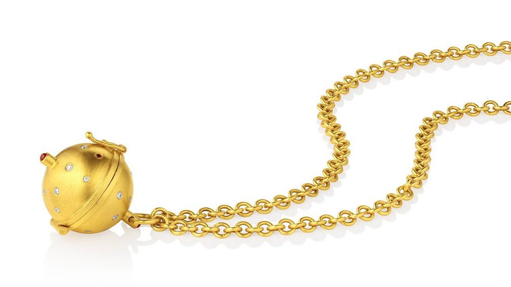 Внутри медальона-шара — россыпь бриллиантов весом от 0,5 до 0,75 карата Внутри медальона-шара — россыпь бриллиантов весом от 0,5 до 0,75 карата