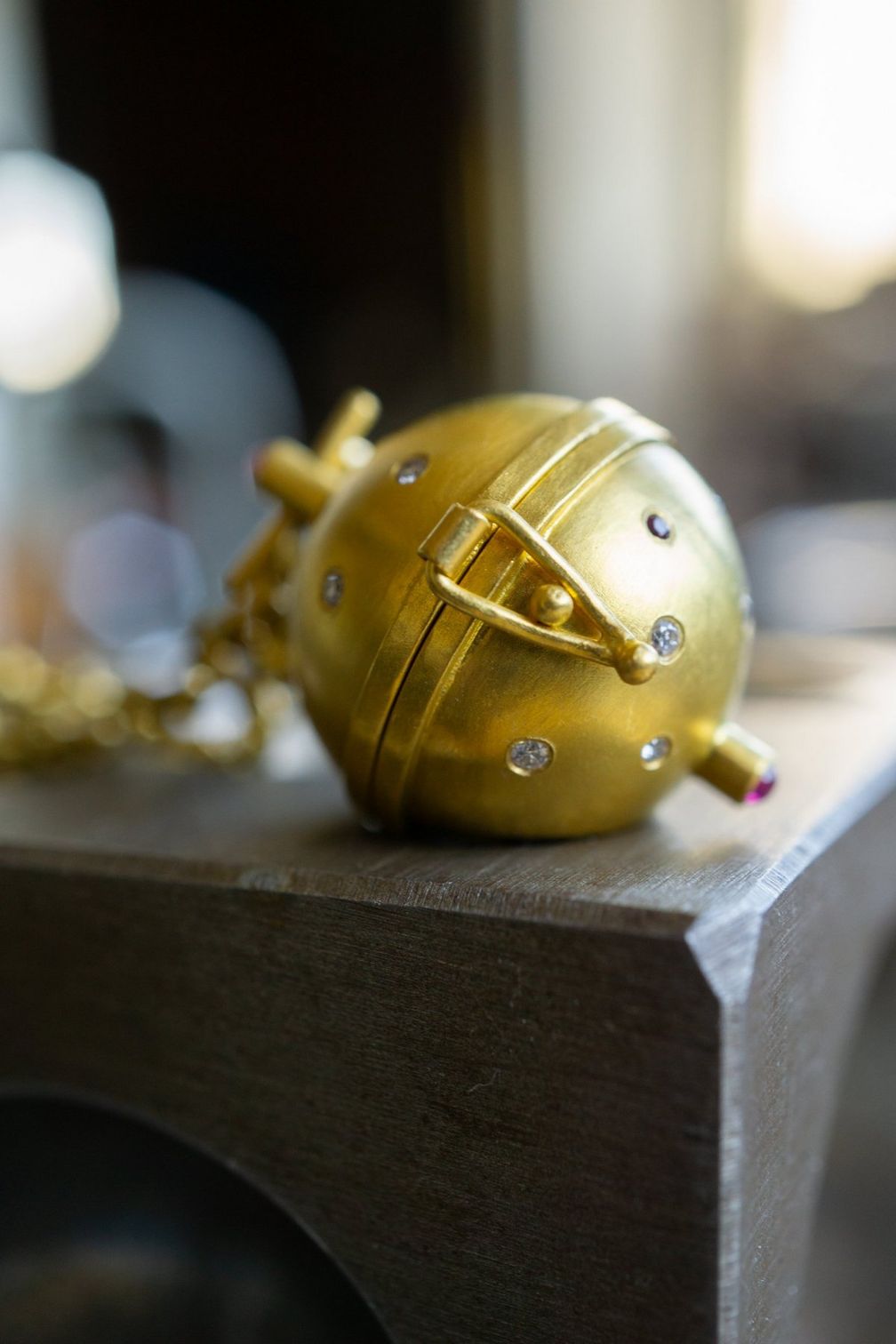 Шар украшен бриллиантами и рубинами Шар украшен бриллиантами и рубинами