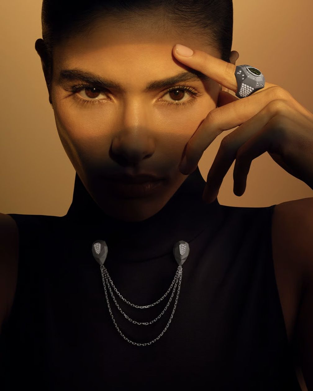 Украшения из набора Fortitude коллекции Forces of Nature от De Beers, вдохновленные носорогом