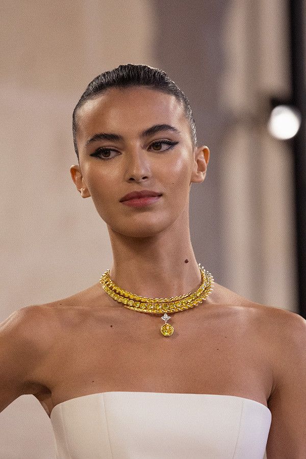 Модель носит колье Eternal Sun на показе высокого ювелирного искусства Louis Vuitton Virtuosity