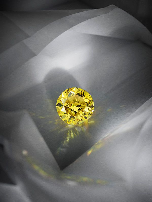 Крупный план 14-каратного желтого бриллианта, свисающего с колье Eternal Sun от Louis Vuitton