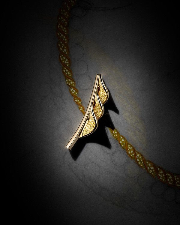 Деталь колье Eternal Sun на фоне эскиза