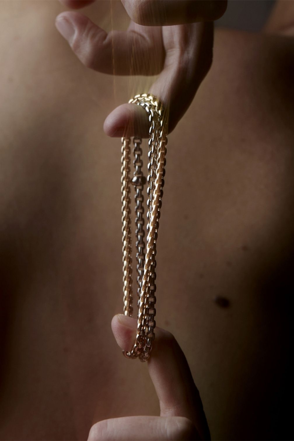 Фирменная технология Flex'it от Fope в сочетании с фирменным стилем Novecento позволяет создавать пружинистые цепочки, изогнутые со всех сторон Фирменная технология Flex'it от Fope в сочетании с фирменным стилем Novecento позволяет создавать пружинистые цепочки, изогнутые со всех сторон