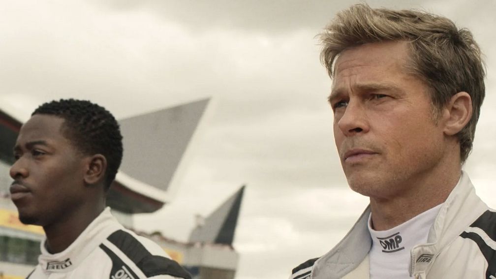 Брэд Питт в роли опытного гонщика Сонни Хейса в фильме «F1» с коллегой по фильму Дэмсоном Идрисом