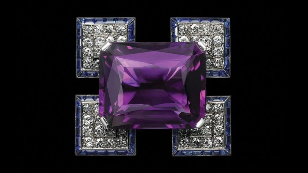 Платиновая брошь 1933 года от Cartier London с аметистом, сапфирами и бриллиантами