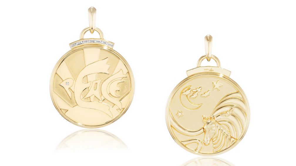 Подвеска Peace Coin из 18-каратного желтого золота с бриллиантами украшена на лицевой стороне мотивом голубя мира, а на обратной стороне — бабочками, зебрами и лунными лучами, элементами из текста песни Little Wing