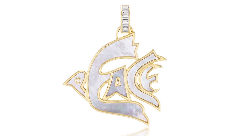 Подвеска Peace Dove из 18-каратного желтого золота изображает голубя в слове «мир» с перламутровыми и бриллиантовыми акцентами