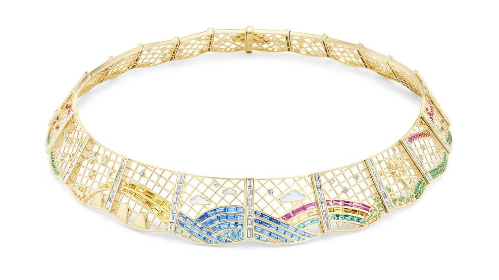 Уникальное колье Lucy из 18-каратного желтого золота с синими сапфирами, желтыми сапфирами, изумрудами, оранжевыми сапфирами, розовыми сапфирами, голубыми топазами, аметистами, гранатами, перламутром и бриллиантами