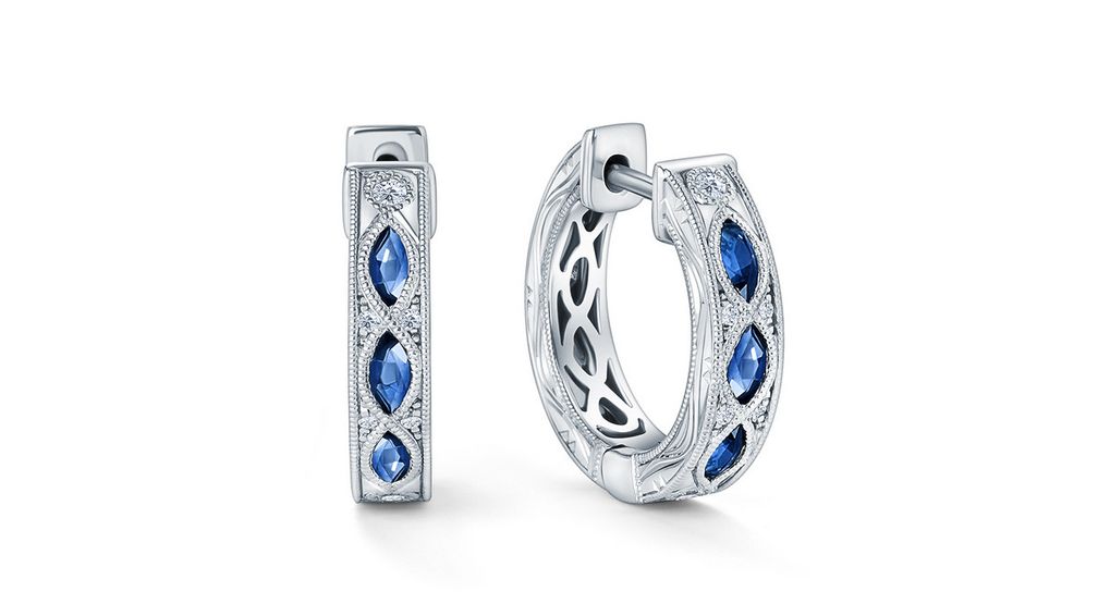 Серьги-кольца из коллекции Dahlia из 14-каратного белого золота с гравировкой, синими сапфирами огранки маркиз и бриллиантами Серьги-кольца из коллекции Dahlia из 14-каратного белого золота с гравировкой, синими сапфирами огранки маркиз и бриллиантами