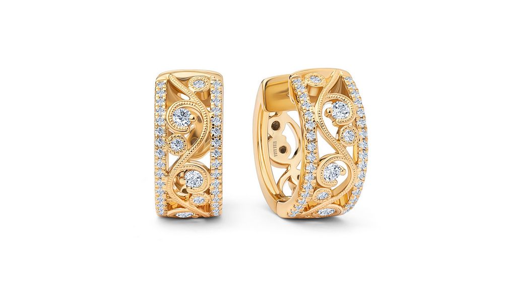 Широкие серьги-кольца из коллекции Angelique из 14-каратного желтого золота с завитками, милгрейном и бриллиантами Широкие серьги-кольца из коллекции Angelique из 14-каратного желтого золота с завитками, милгрейном и бриллиантами