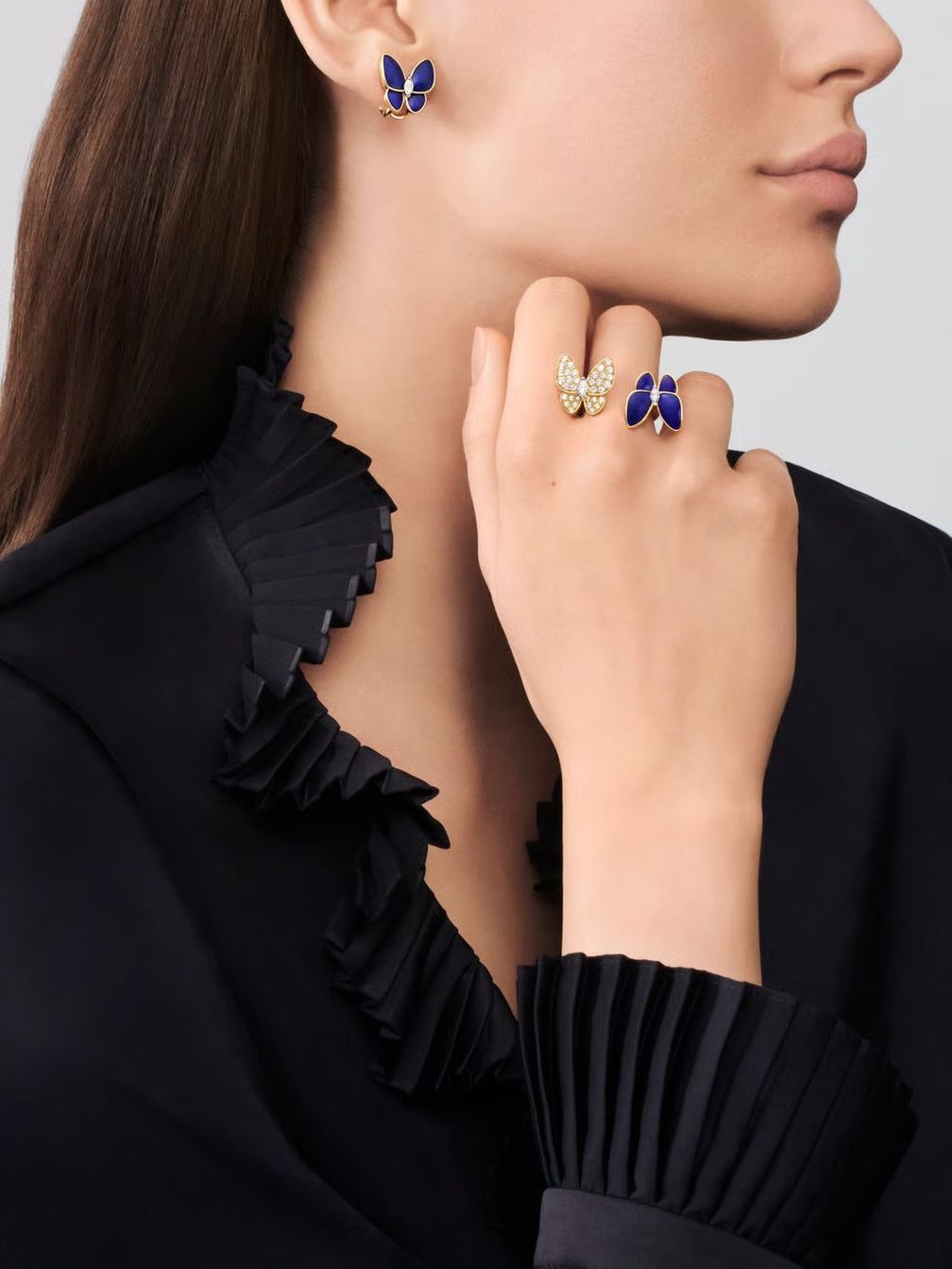 Кольцо Two Butterfly от Van Cleef & Arpels из желтого золота с бриллиантом и лазуритом и соответствующая серьга