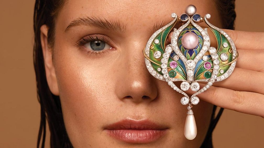 Драгоценность с эмалью, жемчугом, бриллиантами и драгоценными камнями от Marcus & Co. (около 1895 года), которая была продана на аукционе Bonhams в 2024 году за 165 500 фунтов стерлингов (211 780 долларов США)