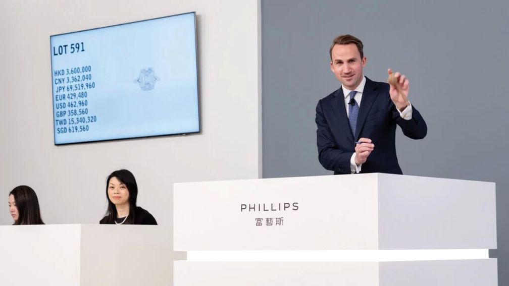 Глава ювелирного отдела Phillips Бенуа Репеллен принимает ставки на кольцо с бриллиантом в 10 карат, которое было продано в марте за 4,6 миллиона гонконгских долларов (591 330 долларов США)