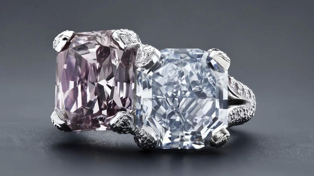 Кольцо toi et moi от Mouawad с интенсивно-голубым бриллиантом весом 5,03 карата и фиолетово-розовым бриллиантом весом 5,13 карата. Украшение было продано на аукционе Bonhams в 2024 году за 3 миллиона фунтов стерлингов (3,8 миллиона долларов США)