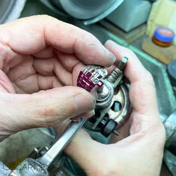 Гранильщик работает над невидимой оправой