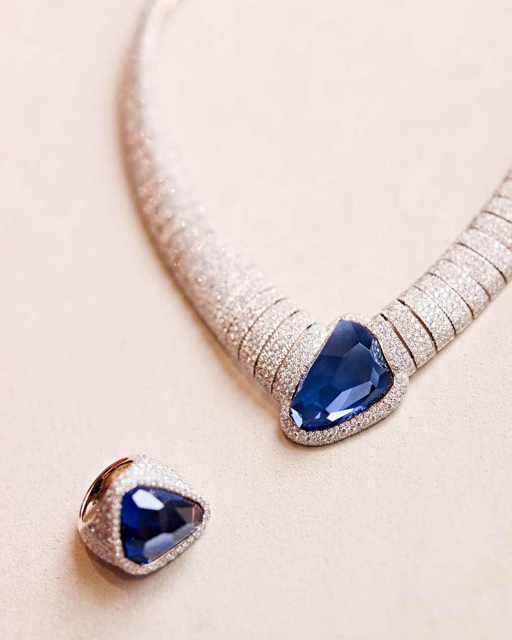 Колье и кольцо Asimmetrico Tanzanite от Pomellato