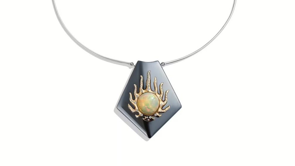 Платиновое ожерелье Hematite Blaze украшено подвеской из гематита с мотивом пламени из 18-каратного желтого золота, подчеркнутого бриллиантами общим весом 1 карат и опалом весом 11,50 карата