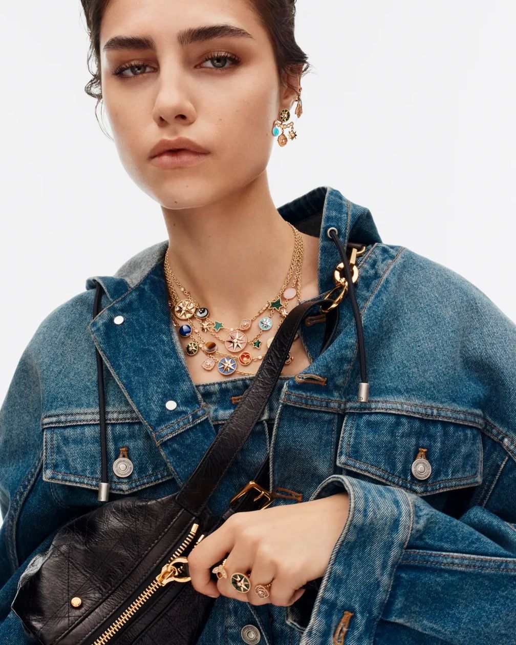 Серьги, ожерелье и кольцо Rose des Vents от Dior из желтого, розового и белого золота, платины, бриллиантов, малахита, лазурита, тигрового глаза, розового опала, бирюзы, перламутра и оникса с красным керамическим лаком Серьги, ожерелье и кольцо Rose des Vents от Dior из желтого, розового и белого золота, платины, бриллиантов, малахита, лазурита, тигрового глаза, розового опала, бирюзы, перламутра и оникса с красным керамическим лаком