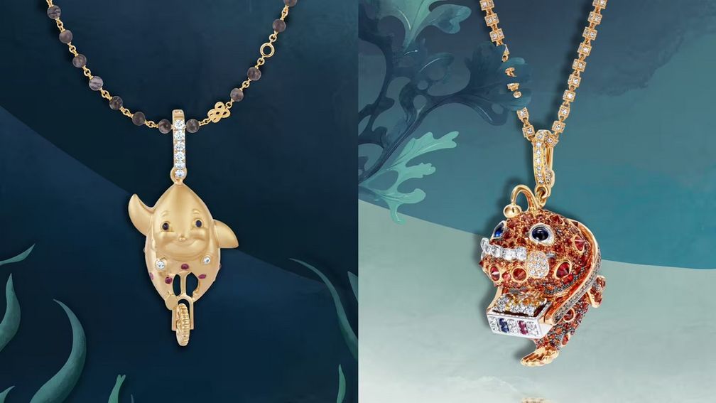 Слева направо: подвеска Starfish («Морская звезда») из 18-каратного желтого золота с бриллиантами, синими сапфирами и рубинами и подвеска Lanternfish («Рыба-удильщик») из 18-каратного розового золота с бриллиантами, рубинами и сапфирами