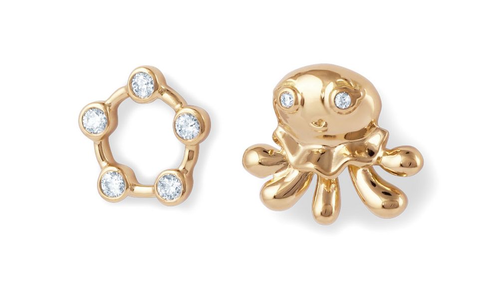 Серьги-гвоздики Jellyfish («Медуза») из 18-каратного желтого золота с 0,07 карата бриллиантов. Непарные серьги включают в себя персонажа Медузу в качестве одного гвоздика и шары, которыми она жонглирует, в качестве другого