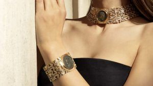 В тренде: украшения с монетами и медальонами