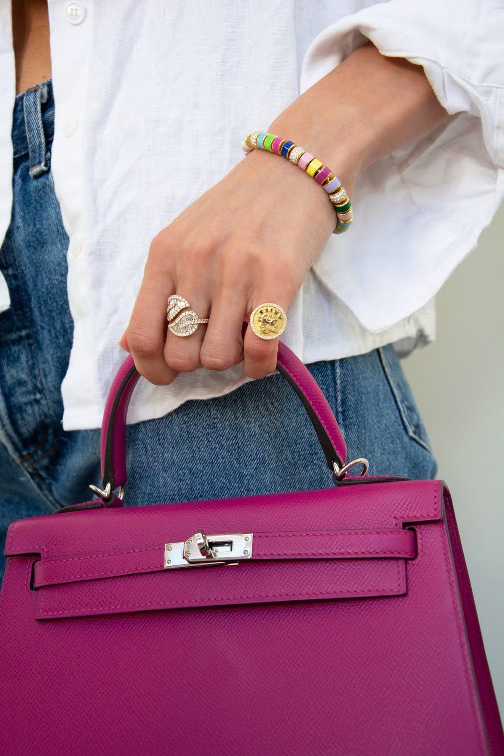 Кольцо Zodiac от Anita Ko из 18-каратного золота с бриллиантами, надетое на мизинец 