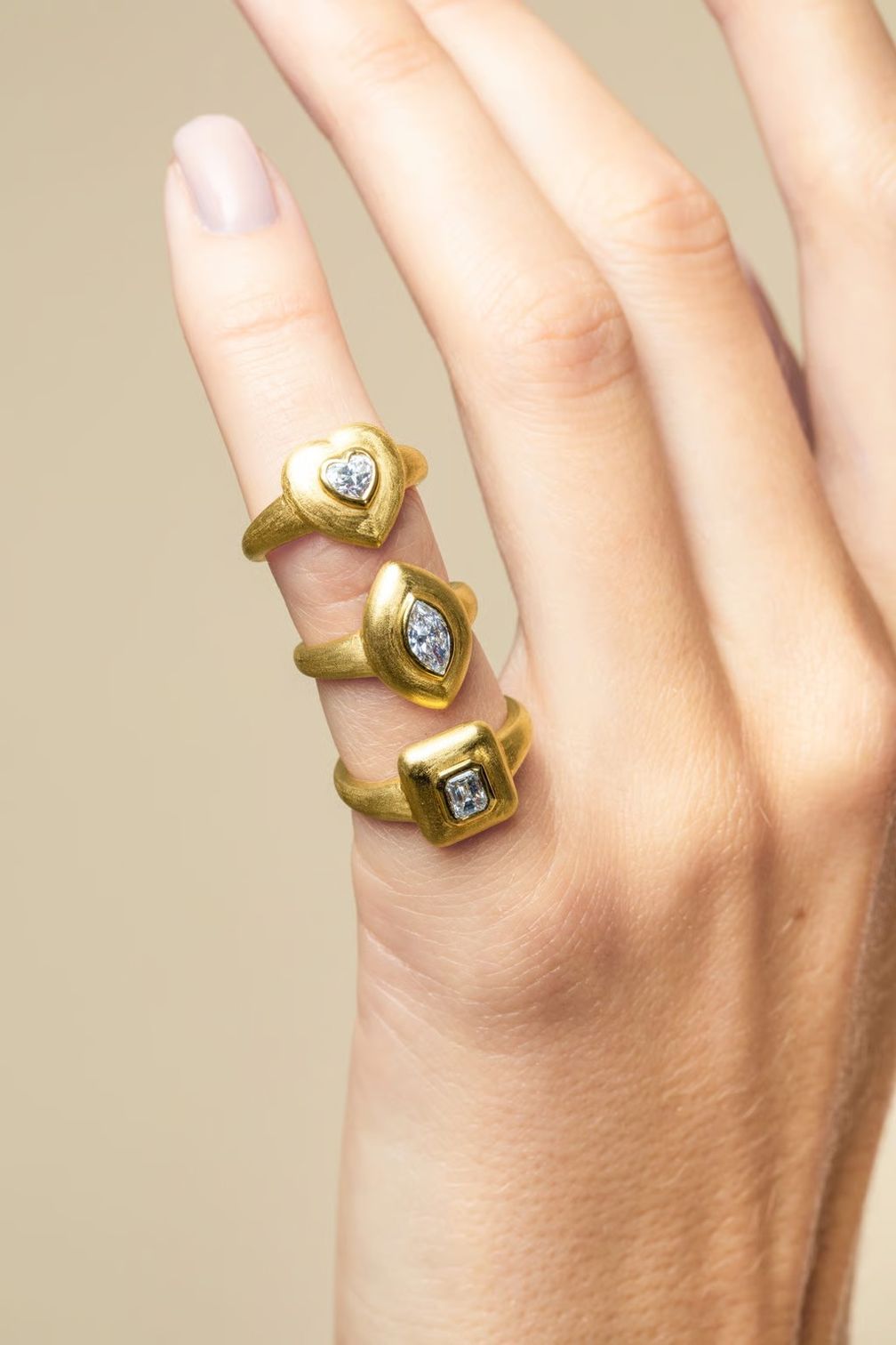 Стопка колец от Maison H Jewels из 18-каратного желтого золота с бриллиантами