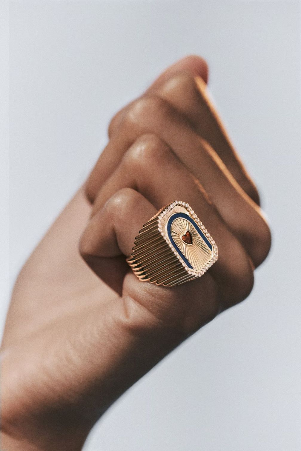 Кольцо Heart Mini Scap от Marie Lichtenberg из 18-каратного золота с бриллиантами