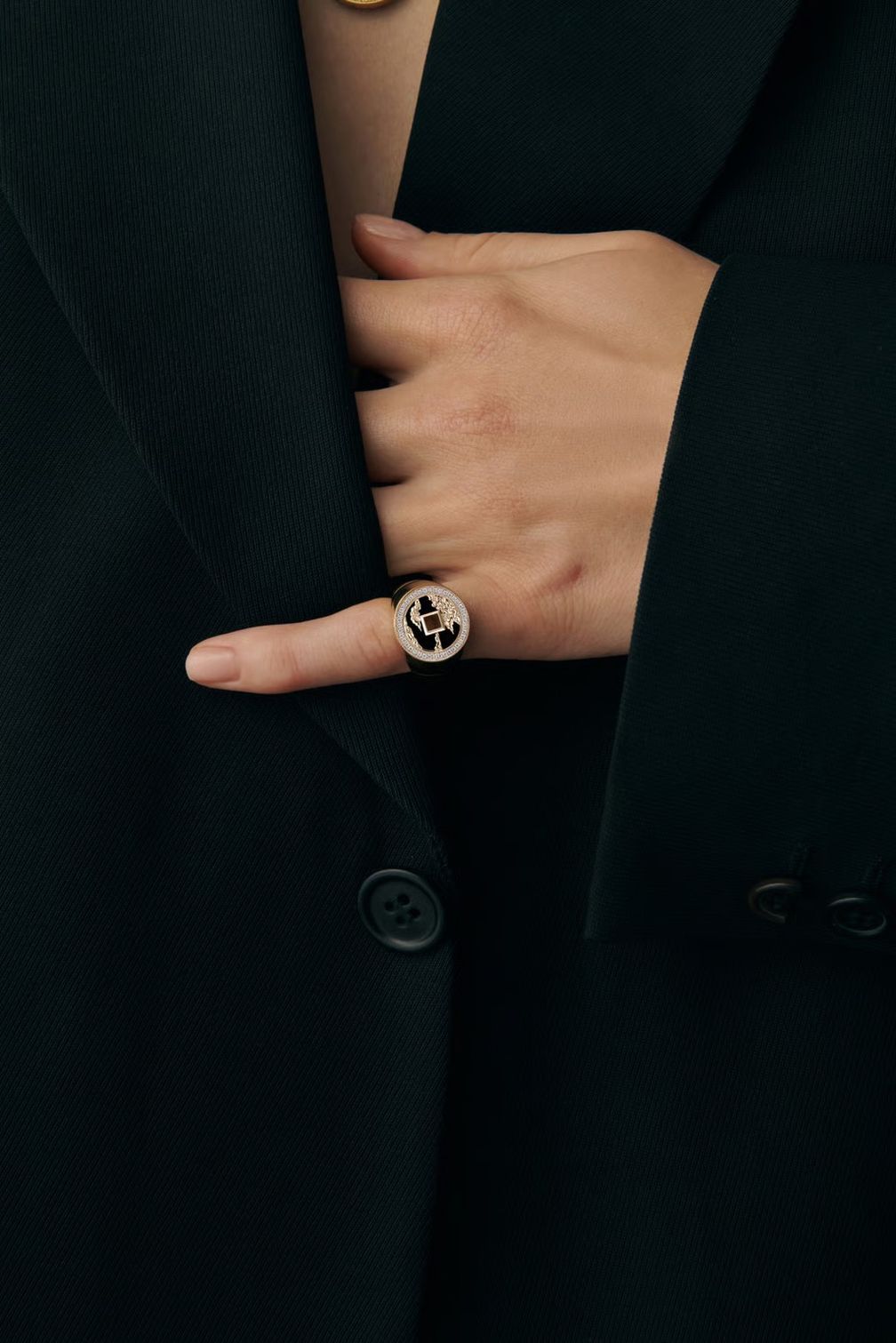 Двустороннее кольцо с печаткой The Eternal Dragon от Chantel Shafie Jewellery из 18-каратного белого золота с ониксом 