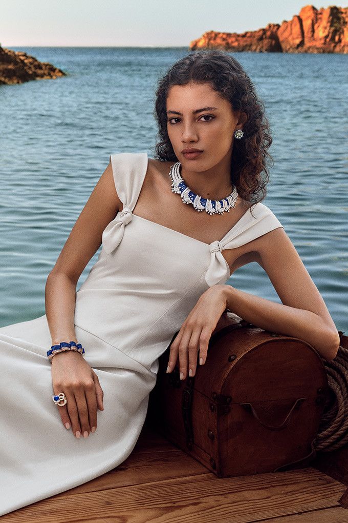 Модель в ювелирных изделиях из коллекции Treasure Island от Van Cleef & Arpels