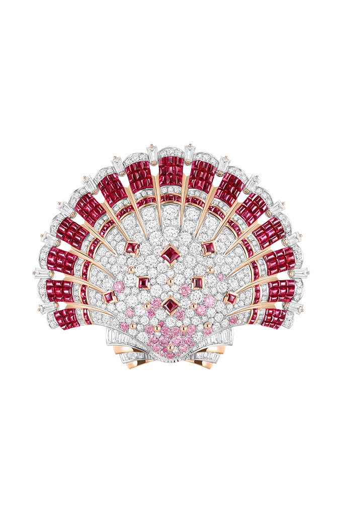 Зажим Coquillage Mystérieux из коллекции Treasure Island от Van Cleef & Arpels из белого, желтого и розового золота с рубинами в оправе Mystery Set, изумрудом, белым культивированным жемчугом и розовыми и белыми бриллиантами